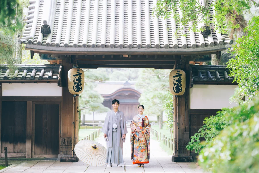 三渓園の橋の上で和傘をさす新郎様と新婦様