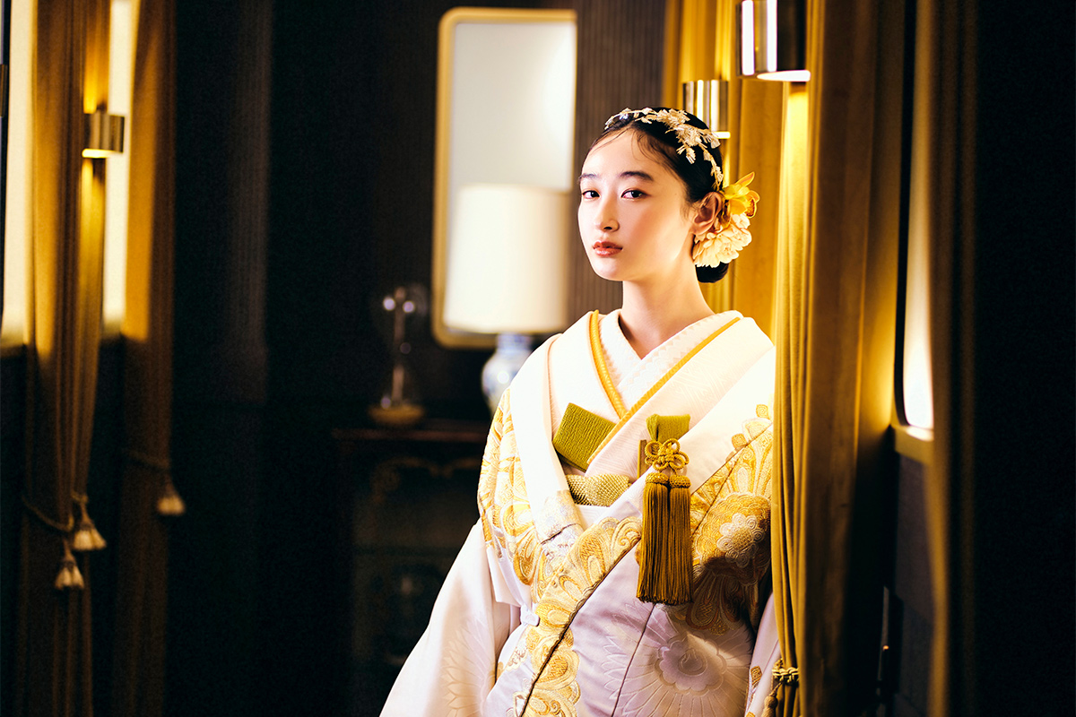 アンニュイな表情でこちらを見つめる新婦様