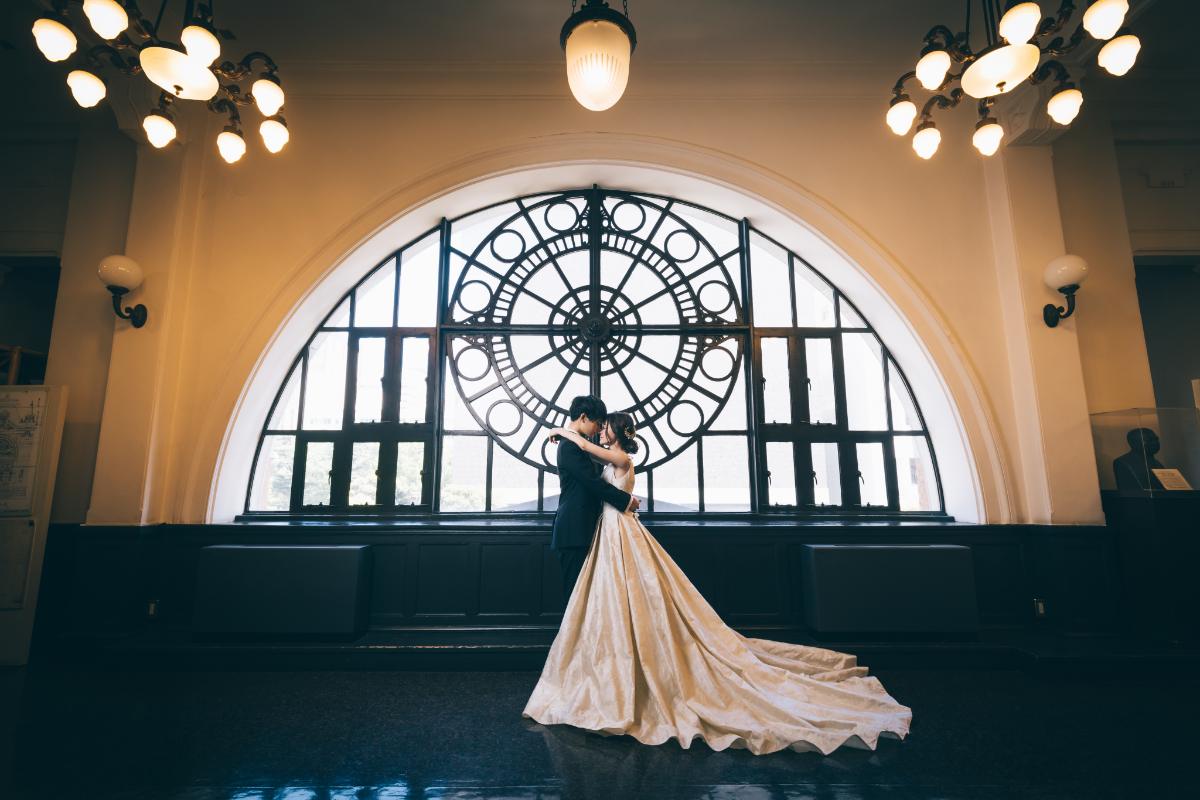 ジャック塔のステンドグラスの前で抱き合う結婚写真