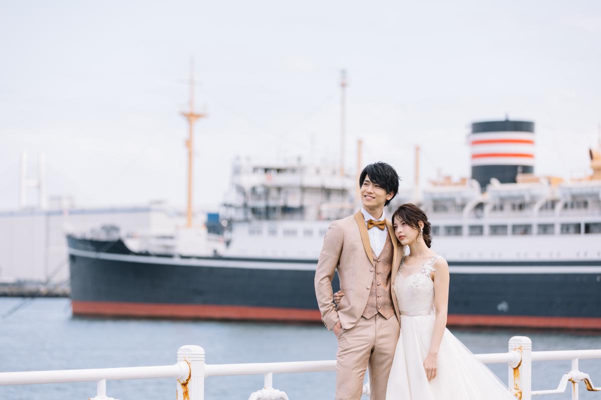 山下公園でフェリーを背にした新郎新婦様のウェディングフォト