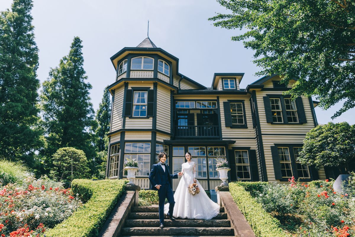 横浜山手西洋館前で新婦様の手を取る新郎様のウェディングフォト