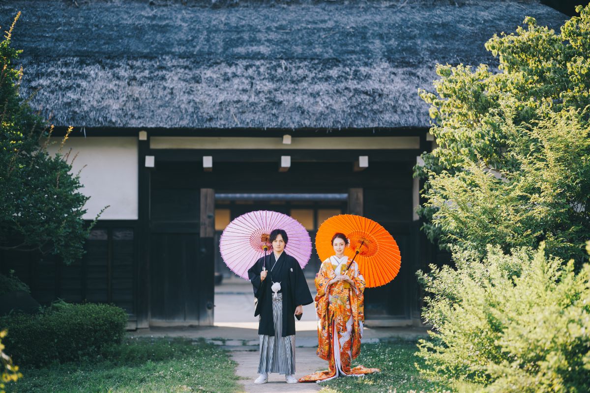 横溝屋敷の前で和傘をさす新郎新婦様の和装前撮り