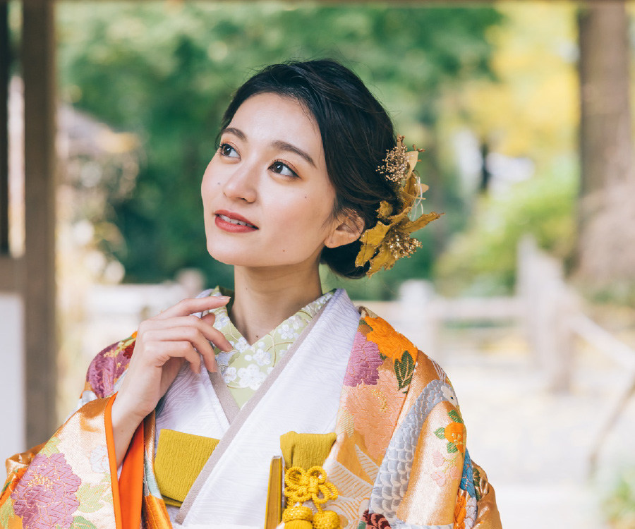 空を眺める色打掛を着た新婦様のソロショット