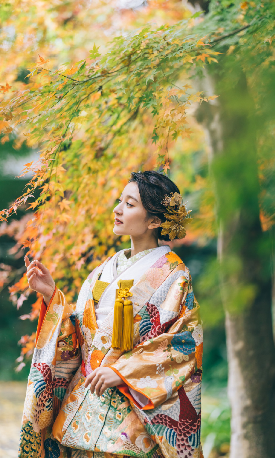 日本家屋を背景に庭園で佇む伝統的な結婚写真