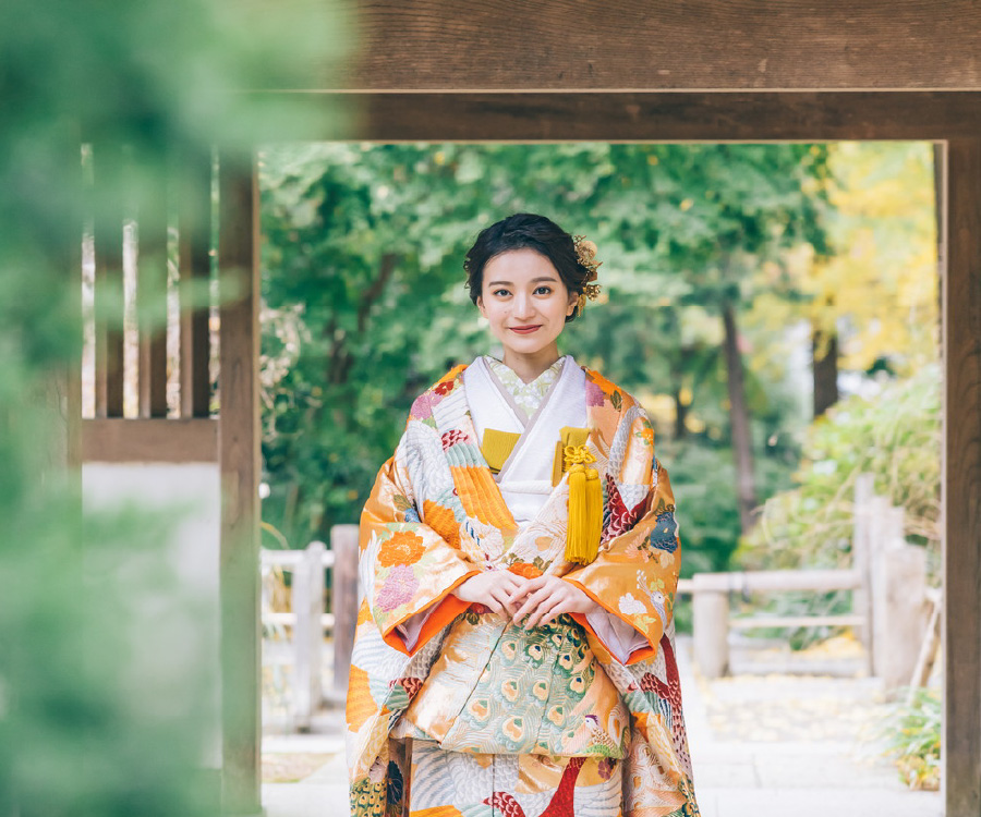 門の下で佇む新婦様のソロショット