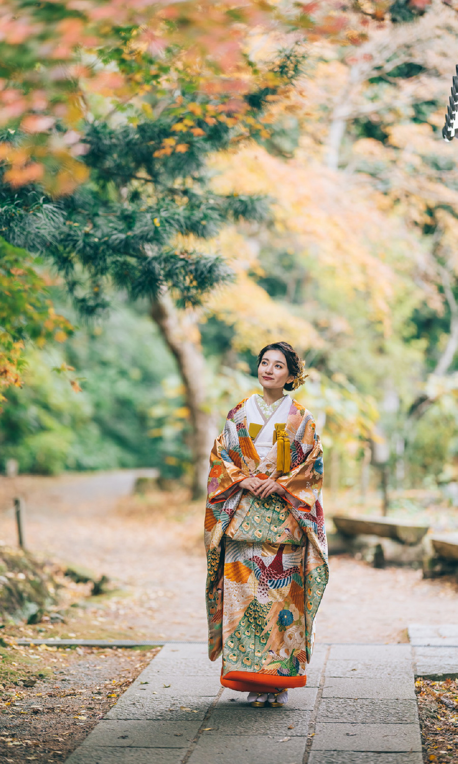 石畳の上で紅葉を眺める新婦様のロケーションフォト