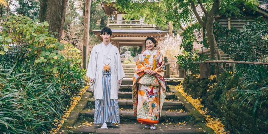 鐘楼門へと続く階段で佇む新郎新婦様の結婚写真