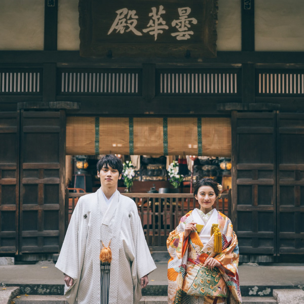 堂々とした佇まいの新郎様と品格のある佇まいをした新婦様