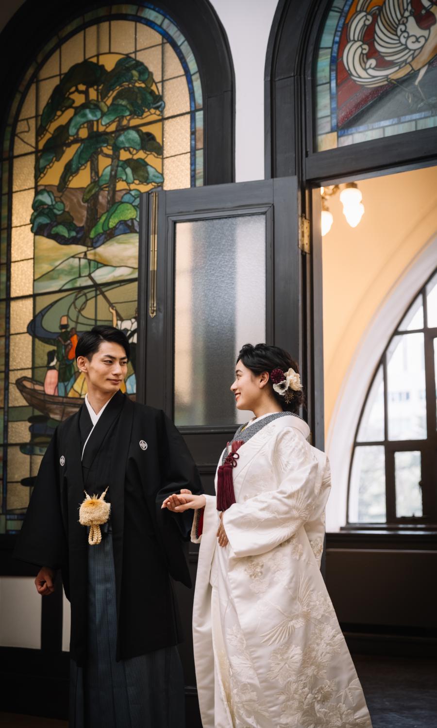 白無垢を着た新婦様の手をとる新郎様の結婚写真