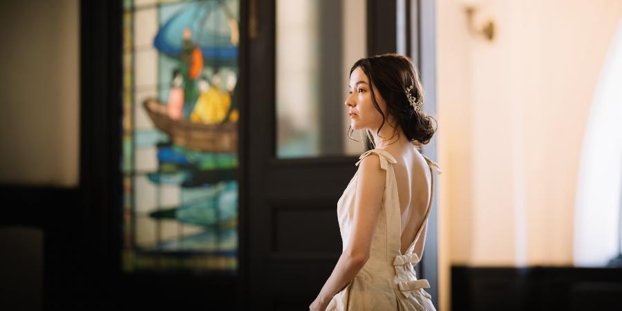 開港記念会館から外を眺める新婦様のウェディングフォト