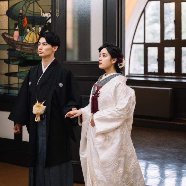 新婦様の手をとる新郎様の品格ある結婚写真