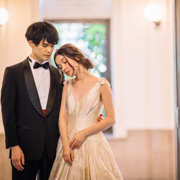 新郎様の肩に体を預ける新婦様のウェディングフォト