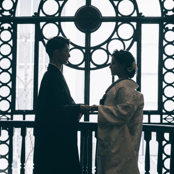 窓からの逆光が二人を際立たせるシルエットショット