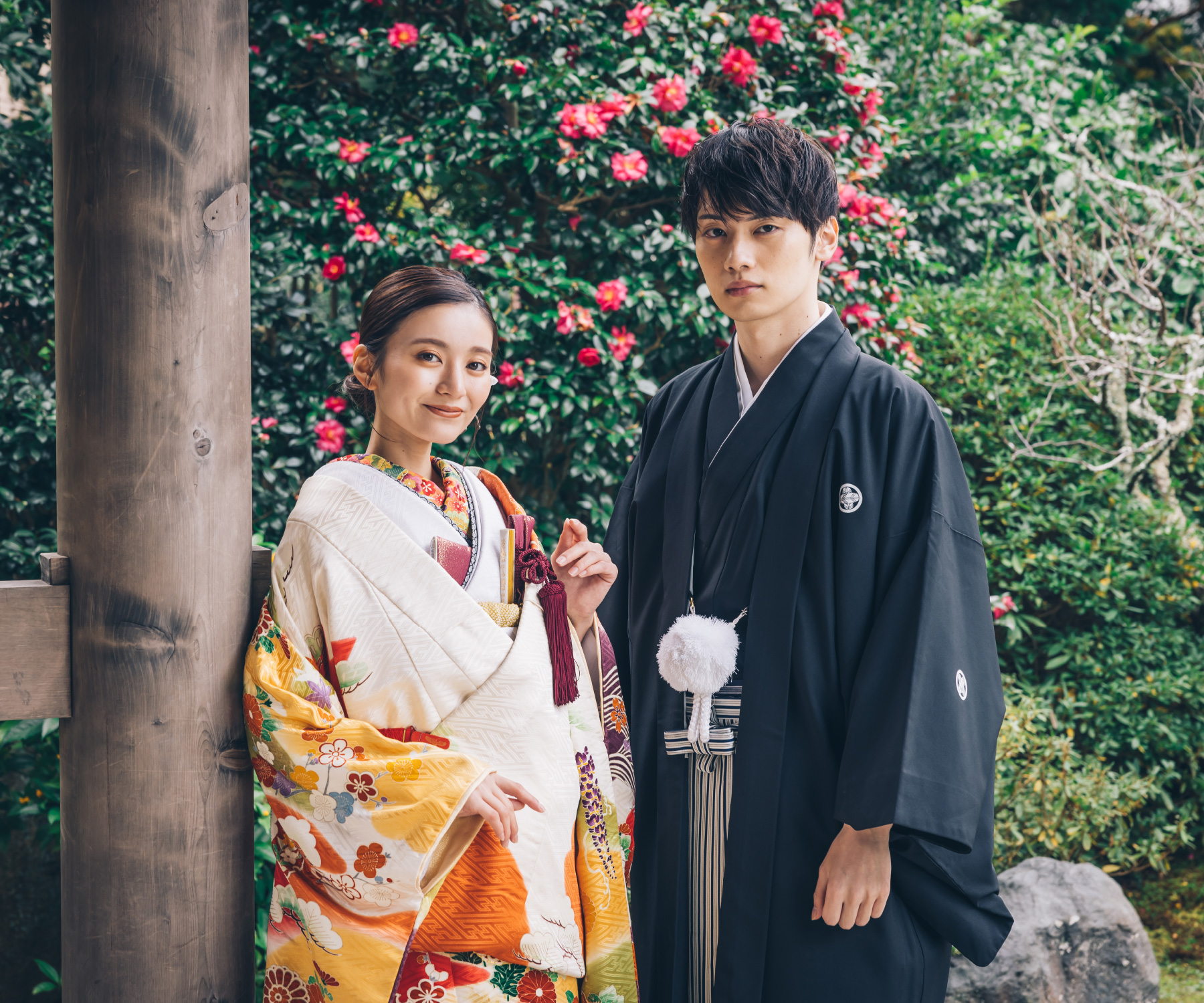 凛々しい表情をした新郎様と上品な笑顔を浮かべる新婦様の和装前撮り