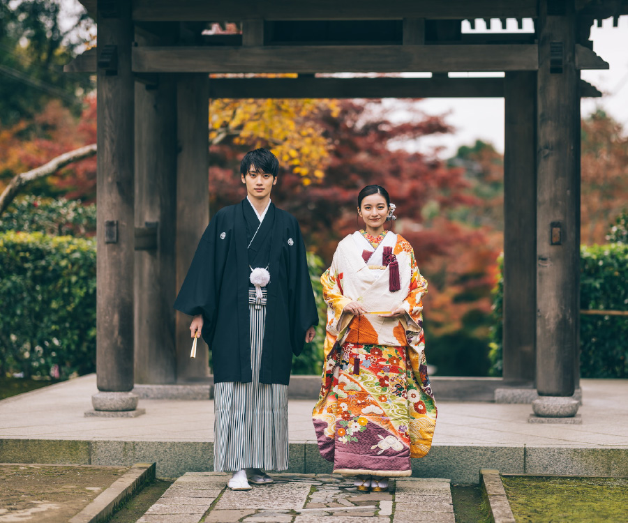 石畳の上で佇む新郎新婦様の和を感じさせるロケーションフォト