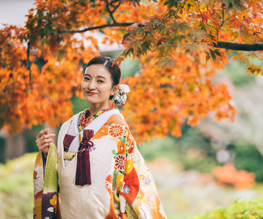 紅葉をバックに微笑む新婦様のソロショット