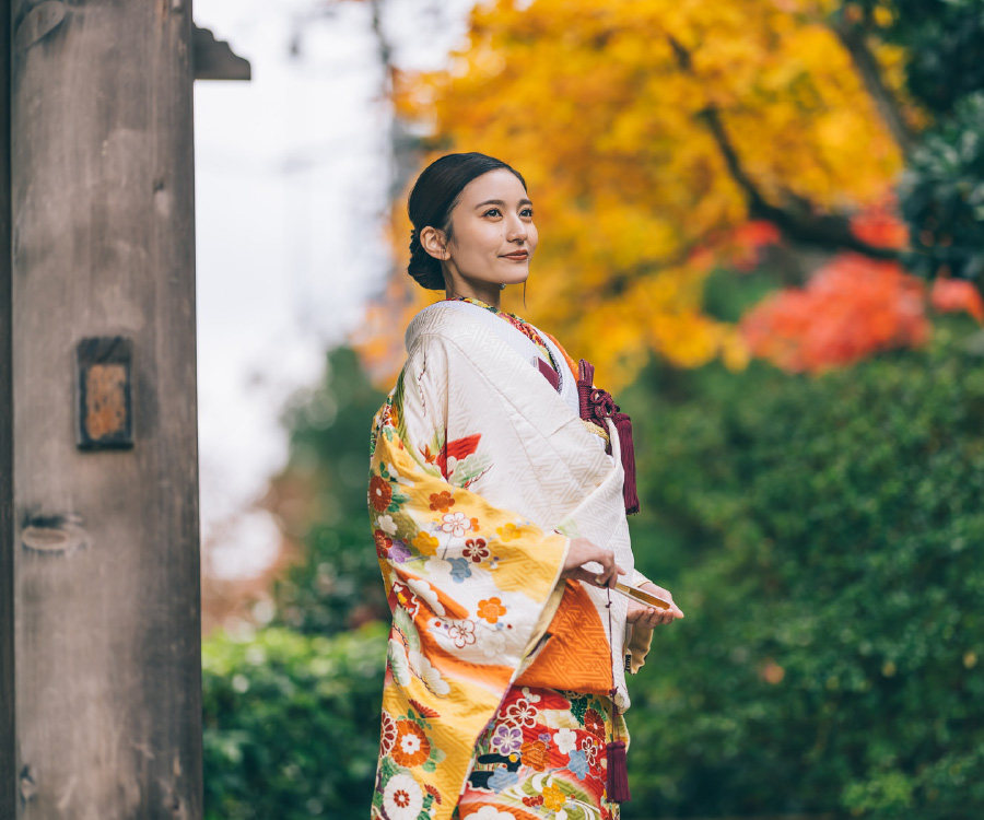 遠くの景色を眺める色打掛を着た新婦様のソロショット