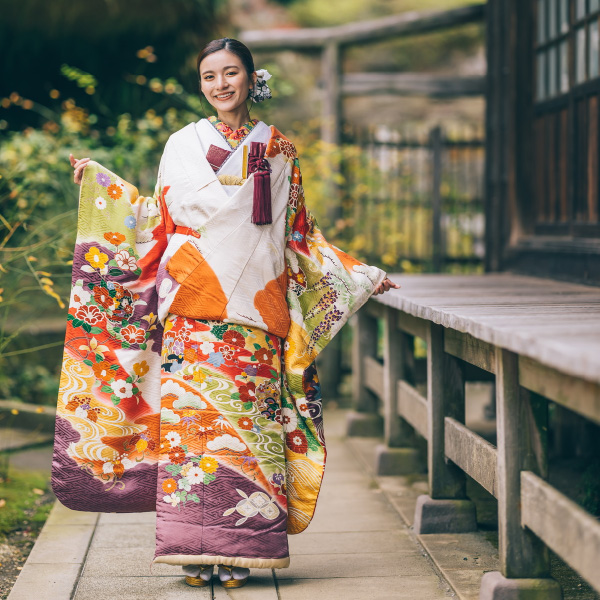 色打掛を着て微笑む新婦様のソロショット