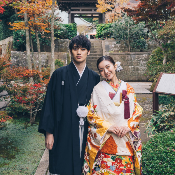 参道に続く階段を背景に微笑む新郎新婦様のロケーションフォト