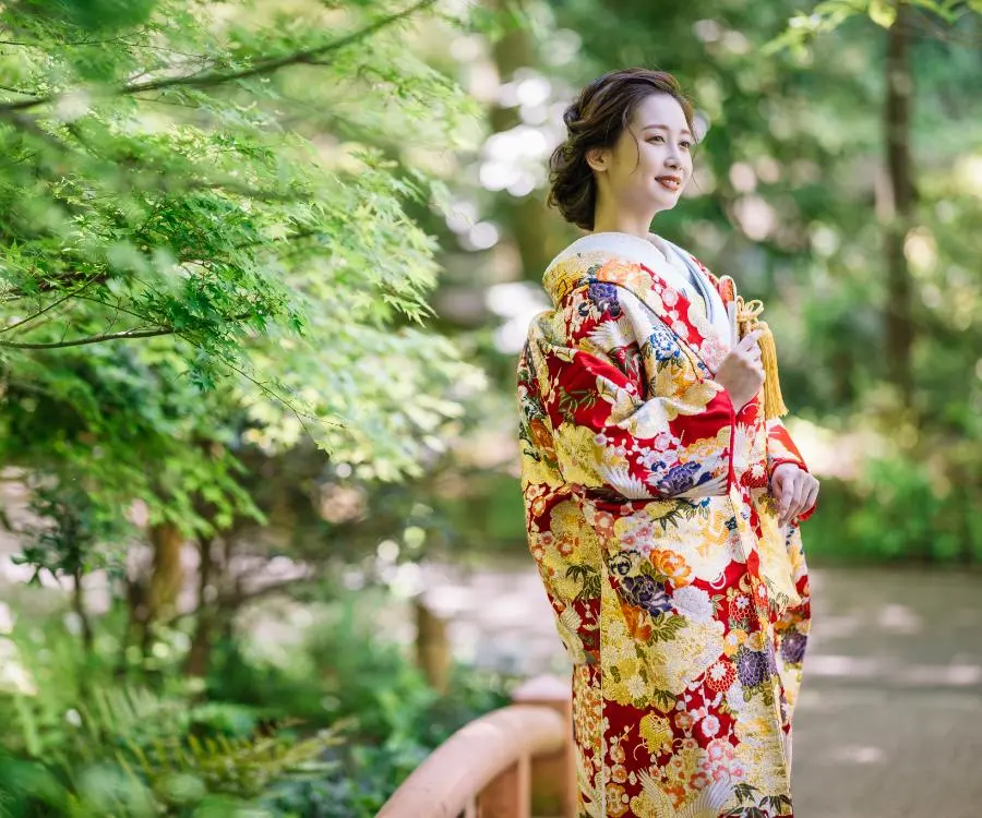 新緑に囲まれた橋の上で微笑んでいる新婦様の和装前撮り