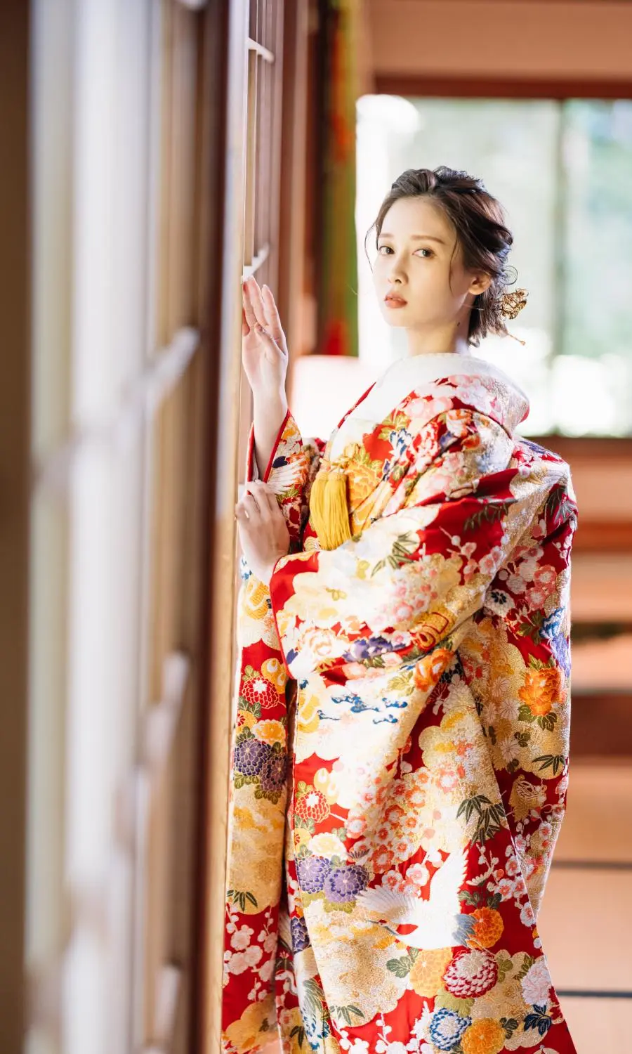 障子に寄り掛かる新婦様の和装前撮り