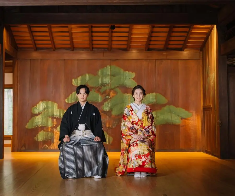 久良岐能舞台の上で品格のある雰囲気を纏った新郎新婦様の結婚写真