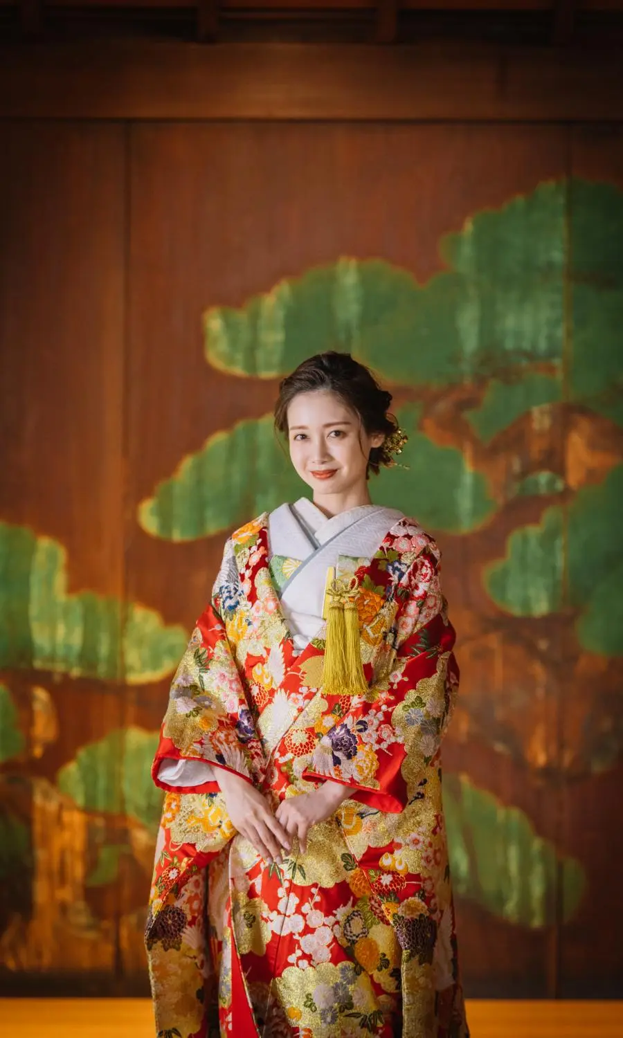 舞台の上で愛嬌のある笑みを浮かべた新婦様の和装前撮り