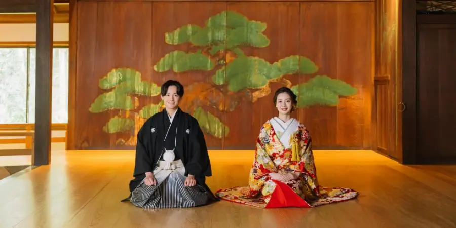 久良岐能舞台で正座をしている新郎新婦様の結婚写真