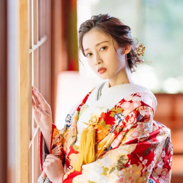 障子に寄り掛かってこちらを見つめる新婦様の和装前撮り