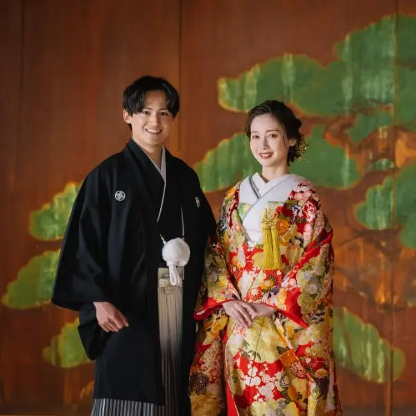 堂々とした雰囲気で笑っている新郎新婦様の和装前撮り