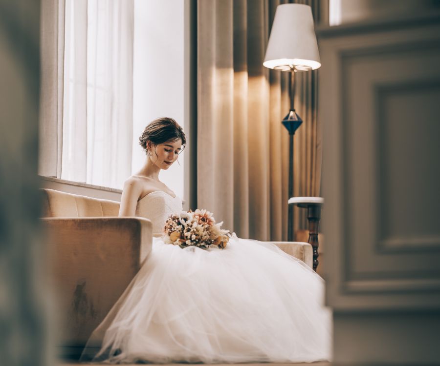 儚げな表情でブーケを見つめる新婦様のソロショット