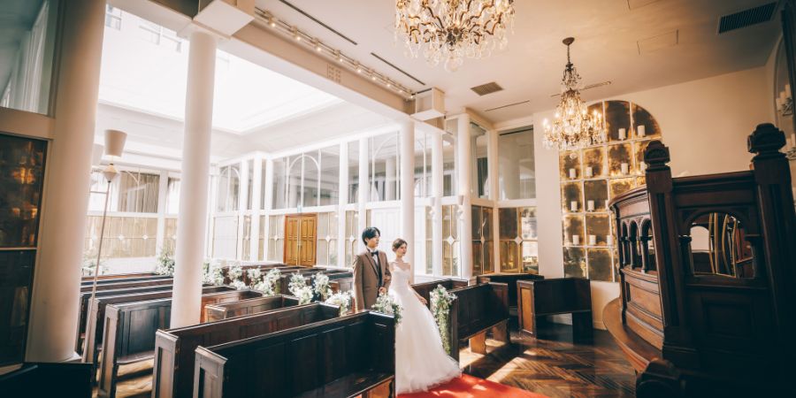 チャペルに佇む新郎新婦様の結婚写真