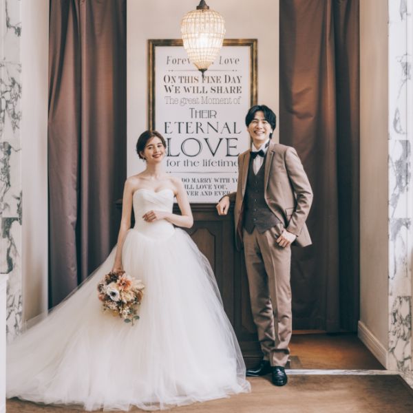 笑顔で並ぶ新郎新婦様のウェディングフォト