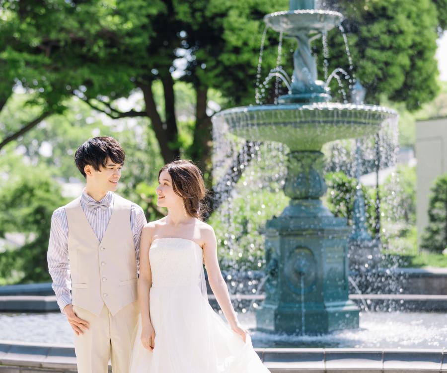 港の見える丘公園で見つめあう新郎新婦様のウェディングフォト