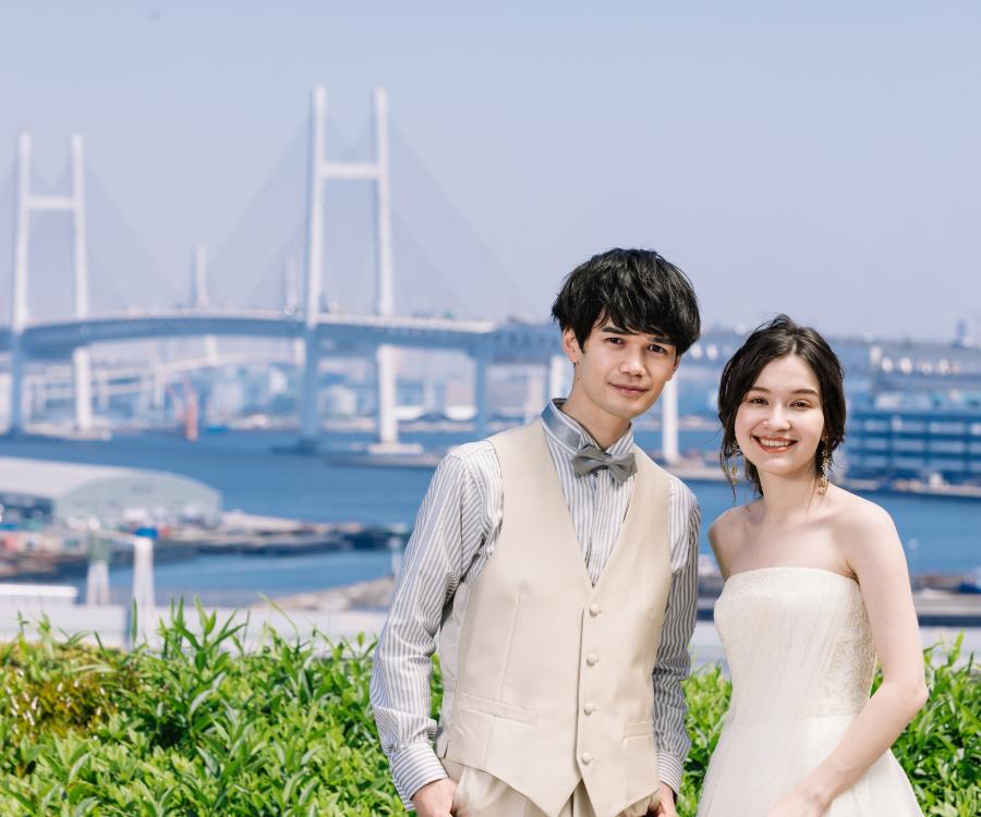 ベイブリッジを背景に微笑む新郎様のウェディングフォト