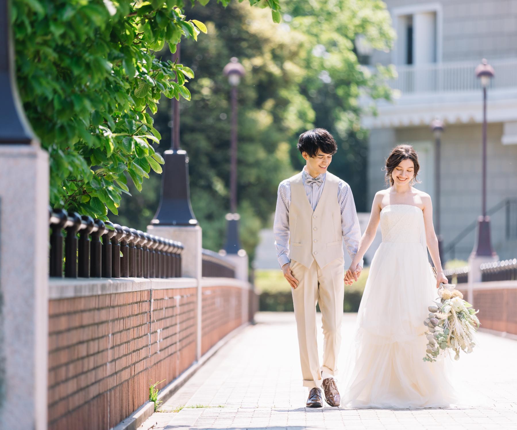 橋の上で手をつないで談笑する新郎新婦様の結婚写真