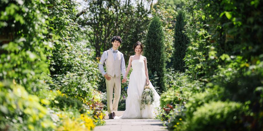 港の見える丘公園で手を繋ぐ新郎新婦様の結婚写真