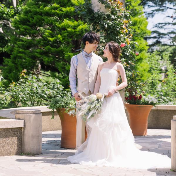 顔を近づけて見つめあう新郎新婦様のウェディングフォト