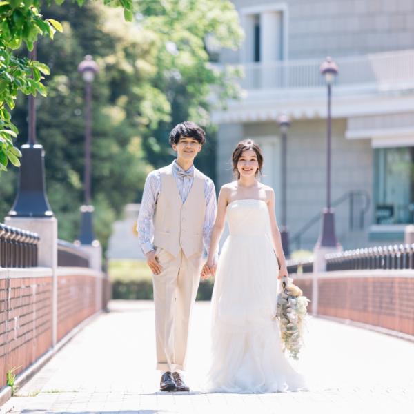 橋の上で笑っている新郎新婦様の結婚写真