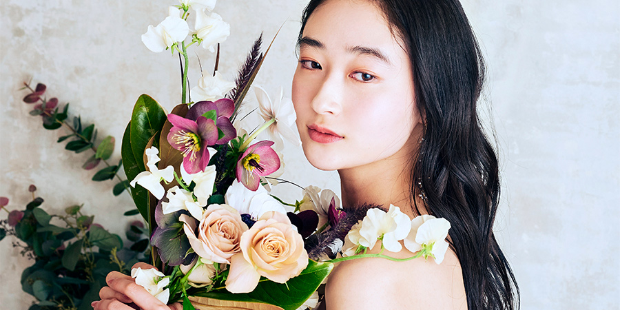 花束を持つ新婦様の横顔写真