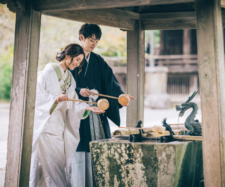 笑顔で手水をする新郎新婦様の和装前撮り