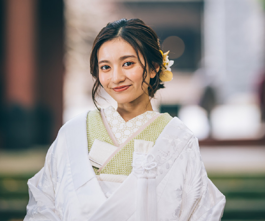 白無垢を着て微笑む新婦様のソロショット