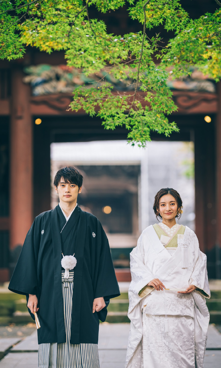 二天門の前で品格のある佇まいの新郎新婦様