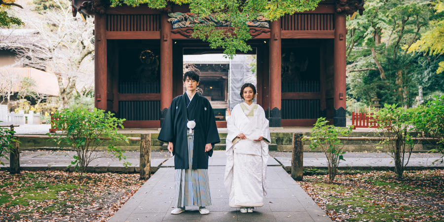 鐘楼門へと続く階段で佇む新郎新婦様の結婚写真