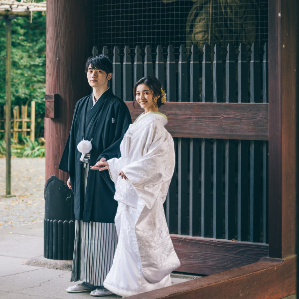 二天門の下で佇む新郎新婦様