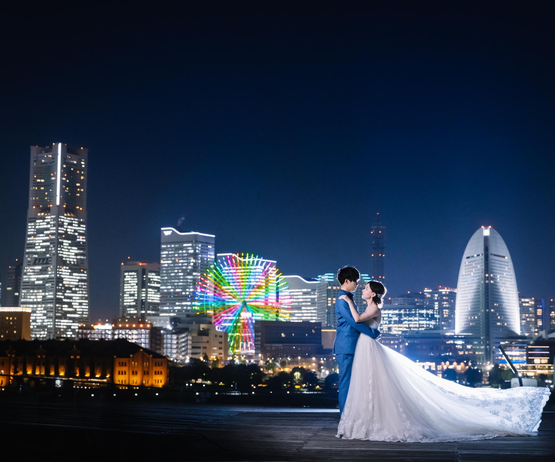 夜の大都会を背景に抱き合う新郎新婦様の結婚写真