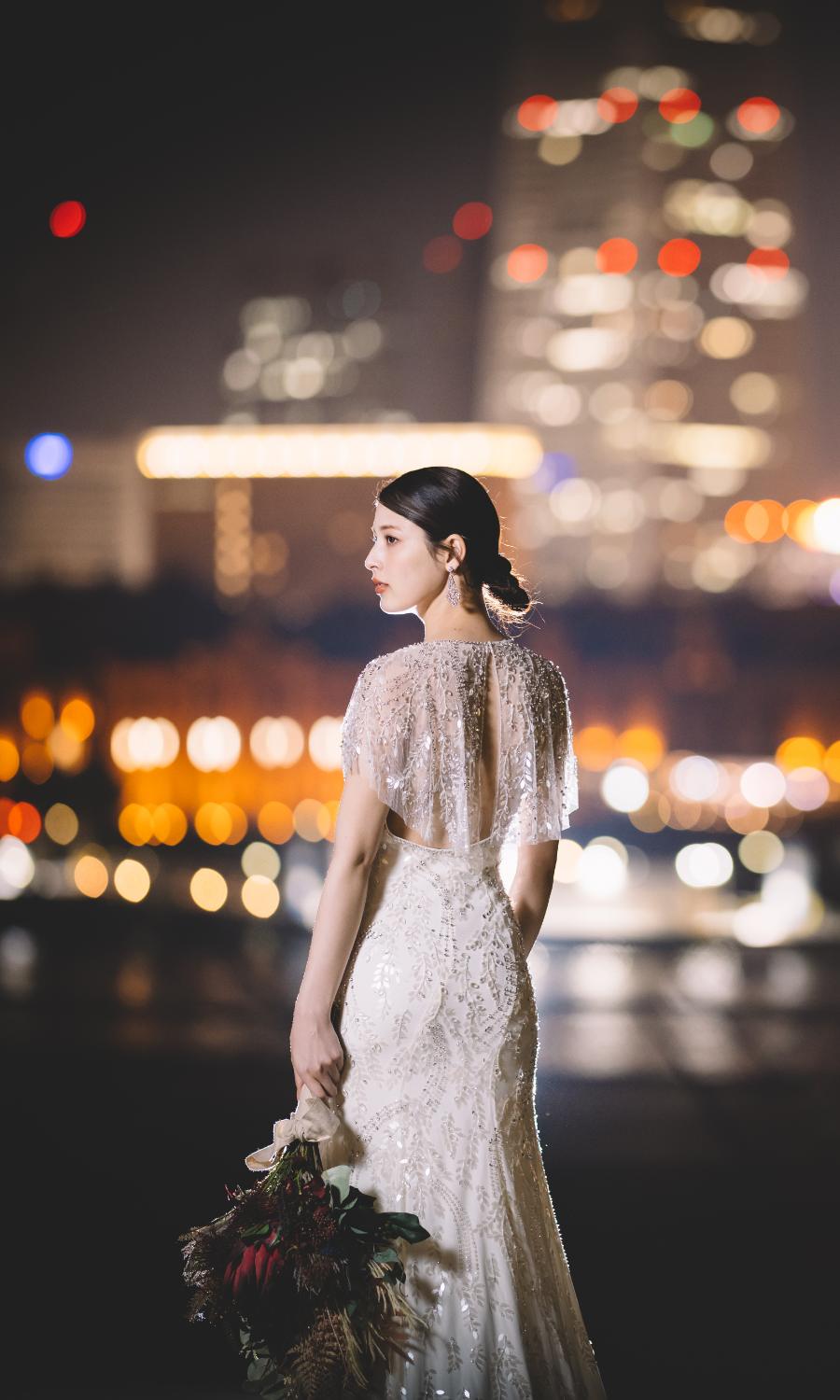 花を持ったどこか儚げな表情の新婦様のウェディングフォト