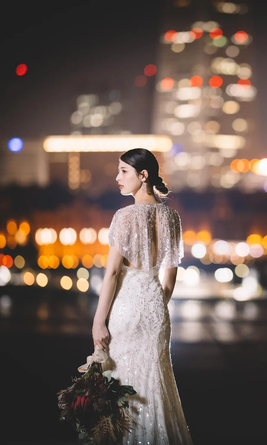 花を持ったどこか儚げな表情の新婦様のウェディングフォト