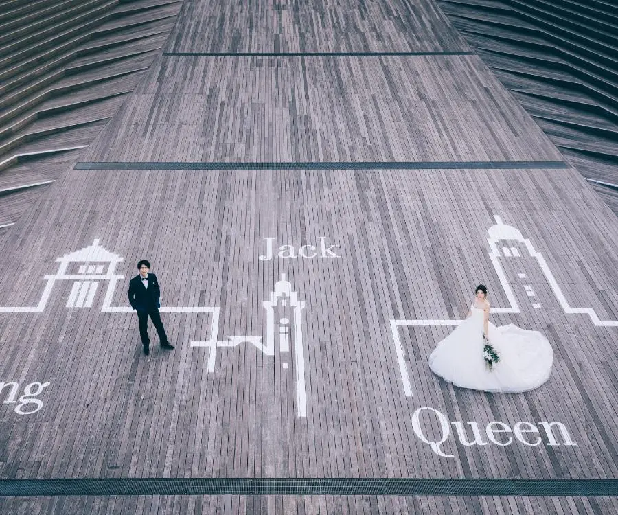 横浜港のデッキで空を見上げる新郎新婦様の結婚写真