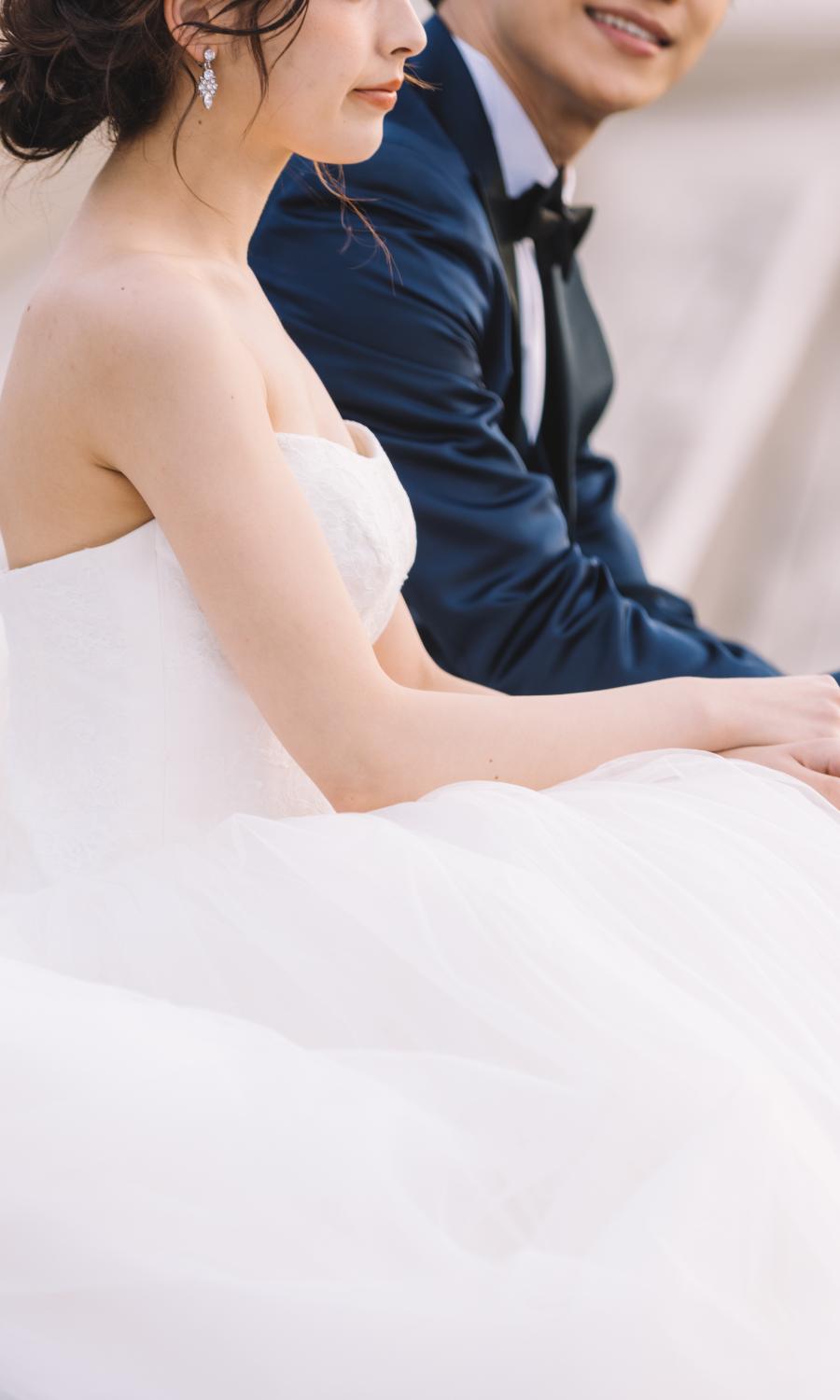 並んで座る様子の新郎新婦様のウェディングフォト